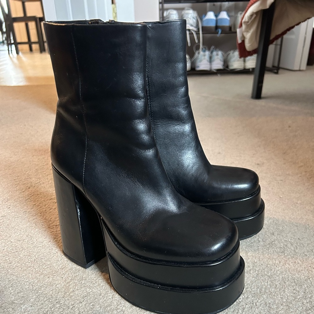 Black Steve Madden cobra platform boots 
Size 7.5
Great condition, worn once